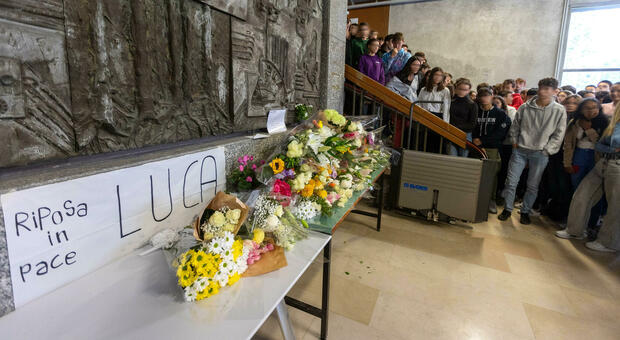 Luca morto sotto il tram a Milano, lacrime e dolore dei compagni di liceo: «Riposa in pace»