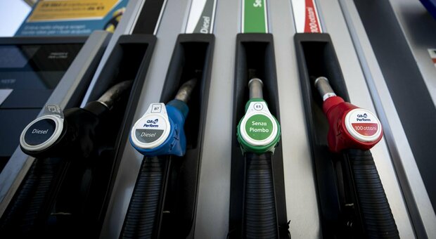 Sconto di 30 centesimi per benzina e diesel: arriva la proroga fino al 21 agosto (ma è subito polemica)