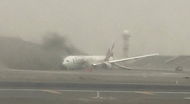 Atterraggio d'emergenza sul volo Emirates: aereo in fiamme -Twitter