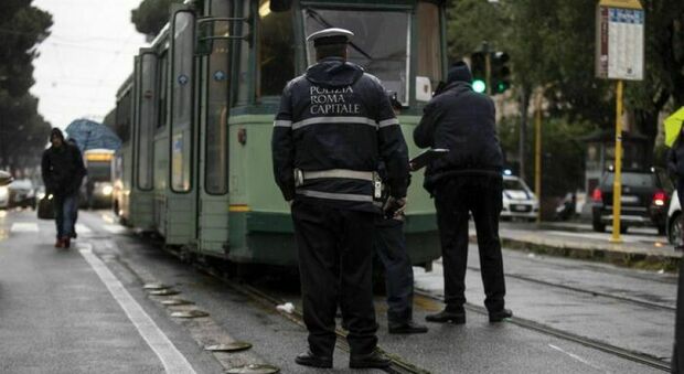 Roma, uomo investito e ucciso da un tram: dramma in Largo Preneste