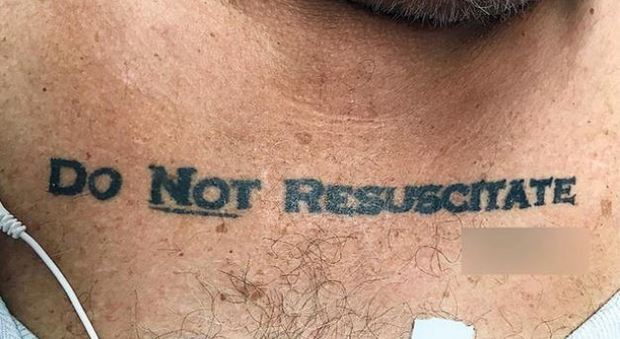 Miami, arriva in ospedale con scritta tatuata: "Non rianimare". Medici rispettano la sua volontà
