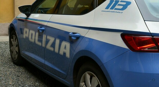 Difende una donna dallo scippo, preso a coltellate in centro a Milano