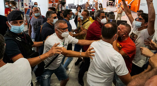 Whirlpool licenzia 320 lavoratori: protesta in aeroporto a Napoli, viaggiatori bloccati all'imbarco