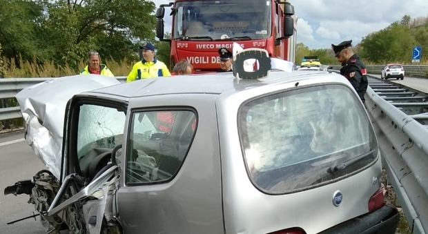 Novantenne imbocca contromano la statale con la Fiat 600 e si schianta: un morto e un ferito grave