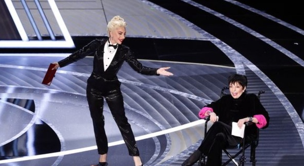 Liza Minnelli «sabotata» dall'Academy: «costretta» ad apparire in sedia a rotelle agli Oscar