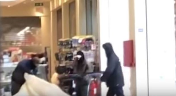 Colpo in diretta in gioielleria: i video sui social "arrivano" prima della polizia Guarda