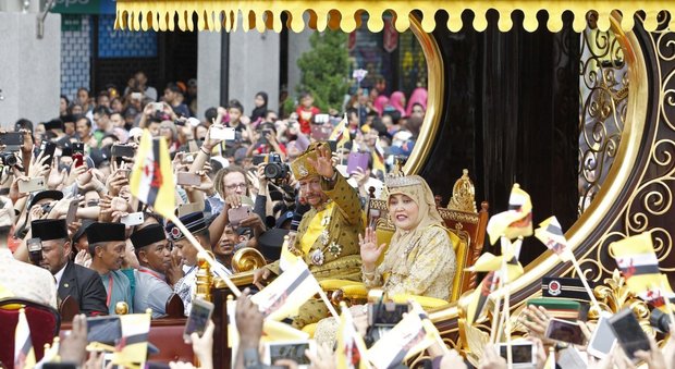 Brunei, il giubileo del Sultano: sfila con la moglie su un carro d'oro trainato da 50 uomini
