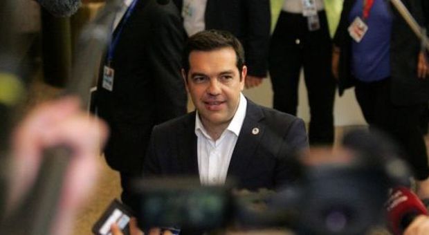 Grecia, Tsipras: "Soldi per salvare le banche, non al popolo". Le borse europee tentano la risalita, crolla la Cina: -5,9%