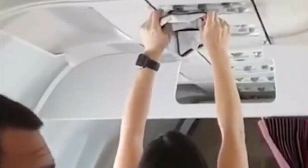 Choc in volo, la passeggera dell'aereo si toglie le mutandine e le asciuga con la ventola dell'aria