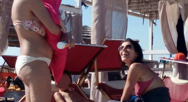 Vacanza in Salento per Giorgia: relax e tuffi col figlio Samuele