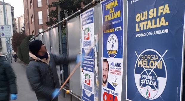 'Prima gli italiani' e 'stop invasione', ma i manifesti di Lega, Fi e Fdi sono attaccati dai migranti
