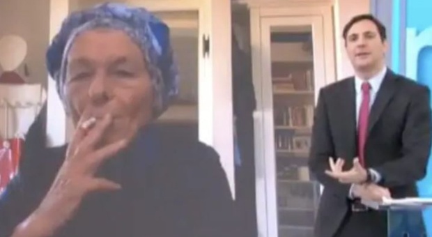 Mattino 5, Emma Bonino fuma in diretta tv e il conduttore la rimprovera: la risposta che lascia senza parole