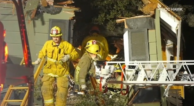 Albero secolare crolla e sfonda il tetto di una casa: morto 60enne, stava dormendo