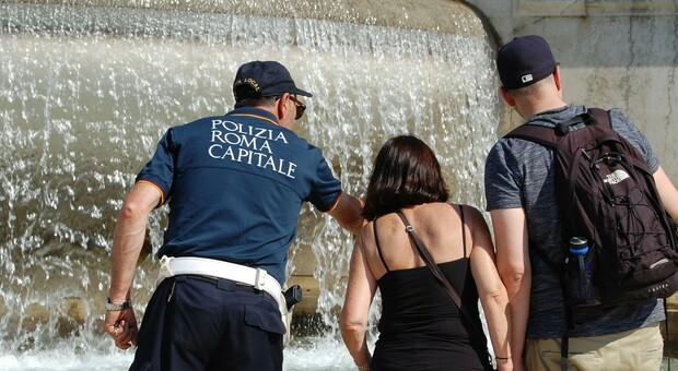 Con i piedi nella Fontana del Gianicolo, multa di 400 euro a italiana di 35 anni