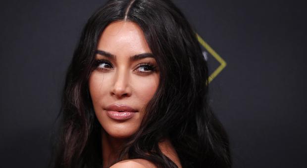 Passaporto falso con la faccia di Kim Kardashian: turista nei guai