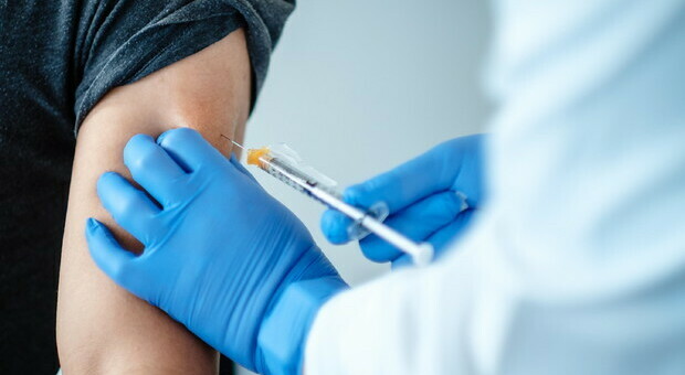 Vaccino, due dosi possono non bastare. Gli esperti Usa: possibile richiamo dopo 9-12 mesi