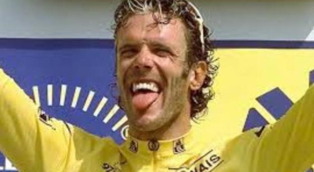 Ciclismo, Mario Cipollini investito da un'auto. L'ex campione del mondo era in bici: lesione al ginocchio
