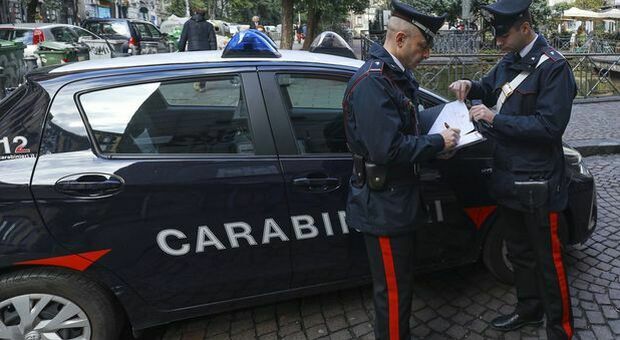 Rapina una tabaccheria e fugge con un bottino di gratta e vinci: torna a casa e la famiglia lo consegna ai carabinieri