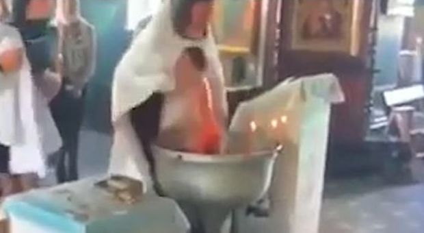 Il sacerdote getta con violenza la neonata nella fonte battesimale, sospeso per un anno