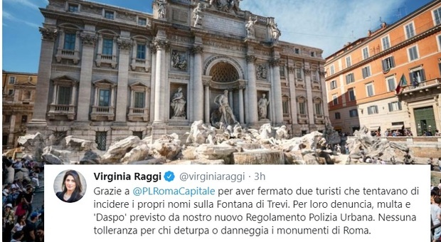 Incidevano il loro nome a Fontana di Trevi, fermati due turisti. Virginia Raggi: «Per loro denuncia, multa e daspo»