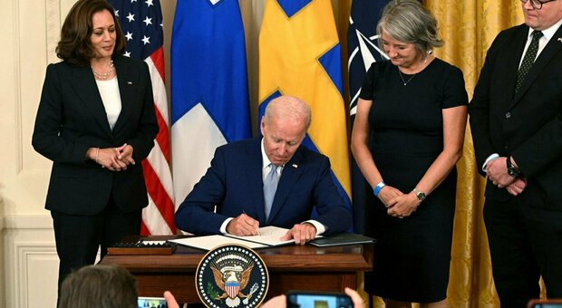Biden firma il via libera all'ingresso di Svezia e Finlandia nella Nato: «Così l'Alleanza è più forte»