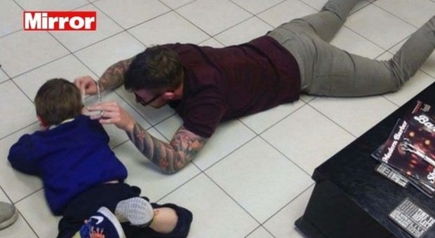 Bimbo autistico teme la poltrona, il barbiere fa il taglio dal pavimento. La foto commuove il web