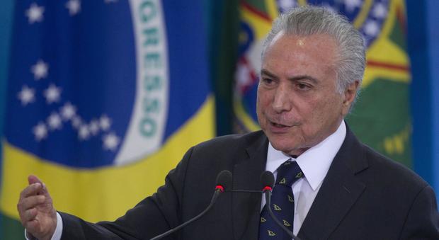 "Ci sono i fantasmi". Il presidente del Brasile Temer scappa dalla sua residenza