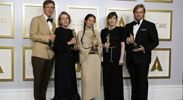 Oscar 2021, trionfa “Nomadland” di Chloé Zhao. Anthony Hopkins miglior attore. Italia fuori: delusione Laura Pausini TUTTE LE STATUETTE
