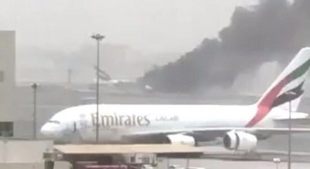 Aereo Emirates in fiamme, vigile del fuoco perde la vita nelle operazioni di soccorso