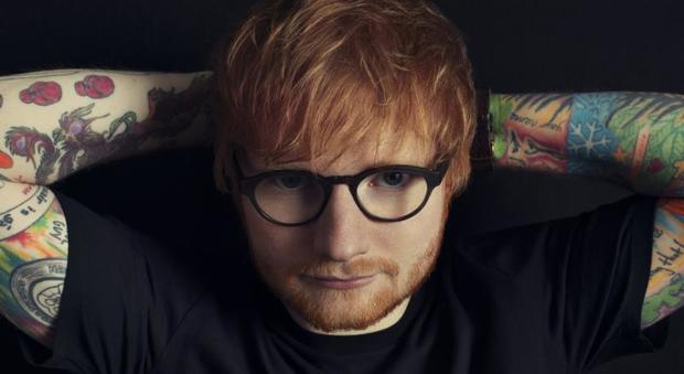 Ed Sheeran si traveste da fan: «Ecco le mie canzoni del cuore»