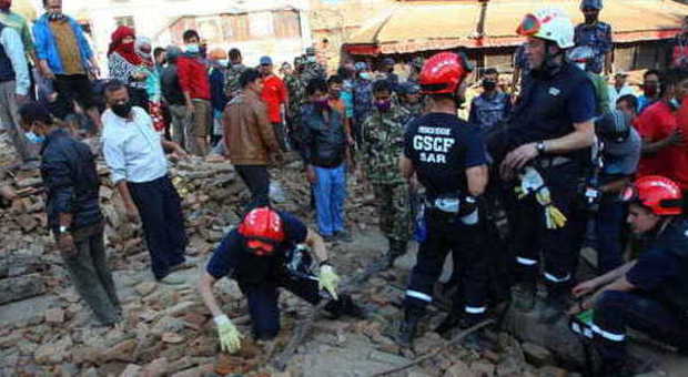 Terremoto in Nepal, trovati altri tre superstiti: estratti vivi dalle macerie dopo 8 giorni