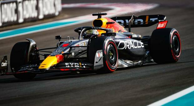 GP di Abu Dhabi, le pagelle: ennesimo monologo di Verstappen. Splendido secondo posto per Leclerc dopo una tiratissima battaglia con Pérez
