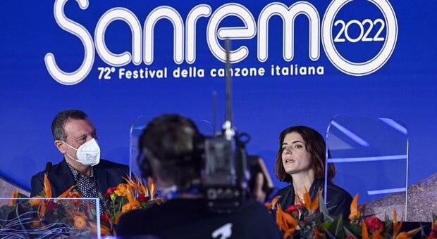 Sanremo 2022, Amadeus emozionato: «Mi ha telefonato Mattarella». Tra ascolti super e Drusilla superstar