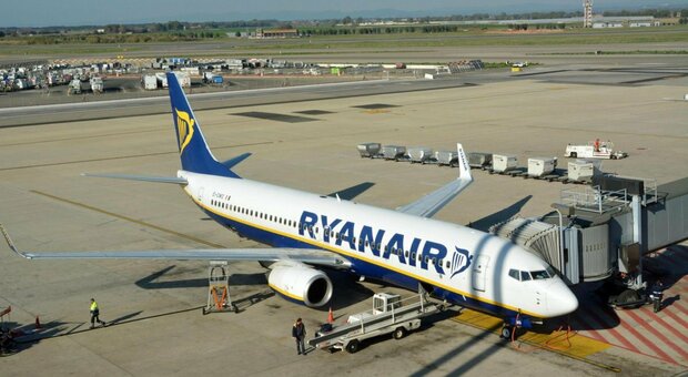 Ryanair cancella il volo, 54 ragazzini bergamaschi bloccati in Inghilterra dopo la vacanza studio FOTO