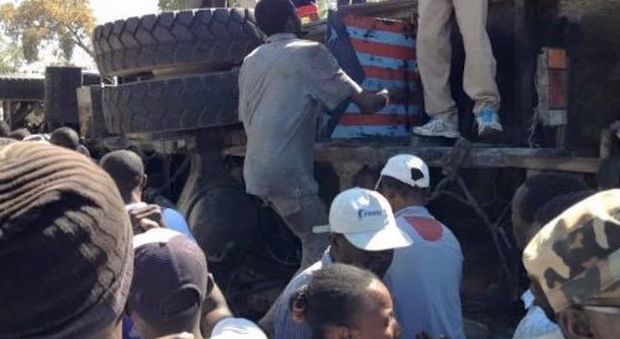 Autobus sulla folla, 34 morti: passanti tentano di bruciare l'autista