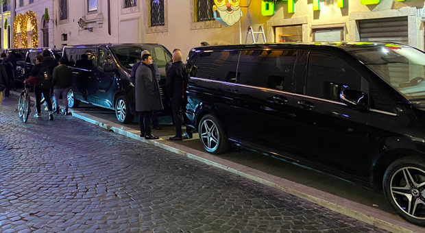 Roma, Ncc parcheggiati in fila sul marciapiede a via del Babuino. La polemica: «Città senza regole» FOTO