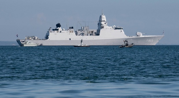 Caccia russi sfiorano le navi della Nato sul Mar Baltico, l'Alleanza: «Mossa pericolosa»