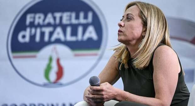 Giorgia Meloni si è vaccinata a Roma: «Lo faccio ma senza foto». Zingaretti pubblica l'iniezione della seconda dose