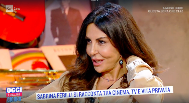 Sabrina Ferilli a Oggi è un altro giorno, il retroscena sullo spogliarello per la Roma e il suo piano B: «Avrei potuto fare la maestra»