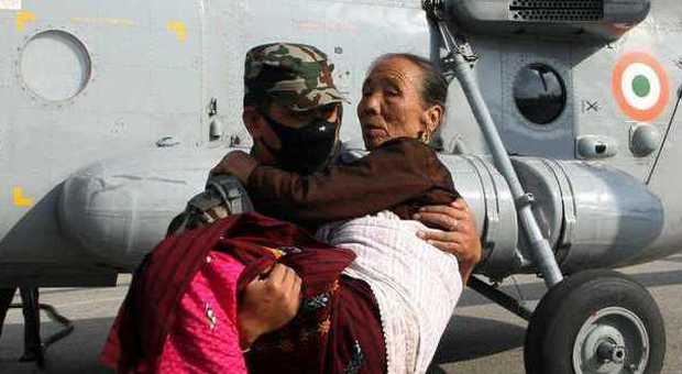 Nepal, dopo otto giorni sotto le macerie ​estratti vivi due ultracentenari