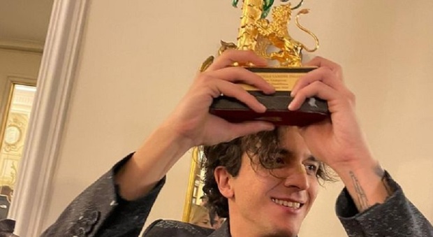 Sanremo 2023, Tananai ha già vinto: la foto con il premio. E Fedez commenta: «Ultimo posto»