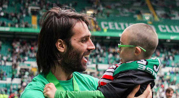 Il Celtic vince lo scudetto, giro di campo con il bimbo disabile. Il video che commuove il web