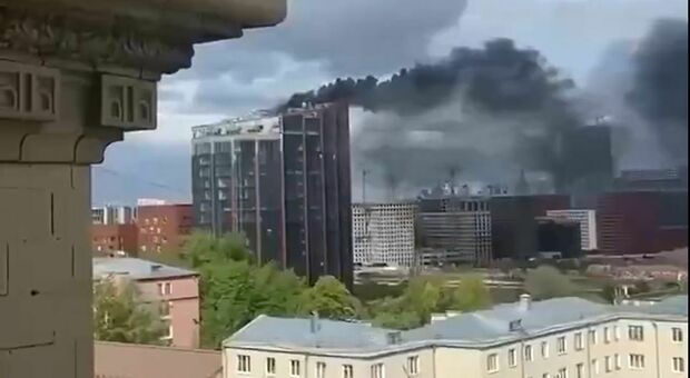 Mosca, in fiamme la Dm Tower, un business center di 18 piani in pieno centro