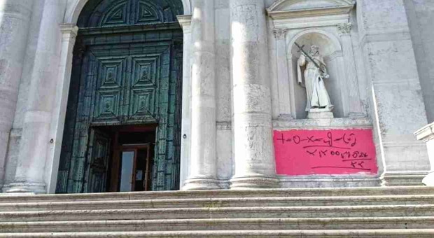 Venezia, sfregiata la basilica del Redentore. La condanna Zaia: «È ignoranza, gesto oltraggioso e incivile»