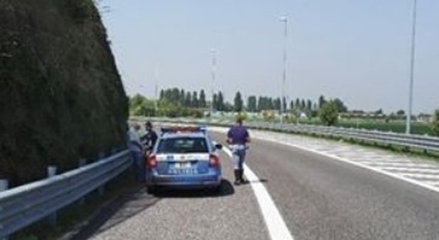 Imbocca l'autostrada in bici e pedala contromano sotto il sole: salvato