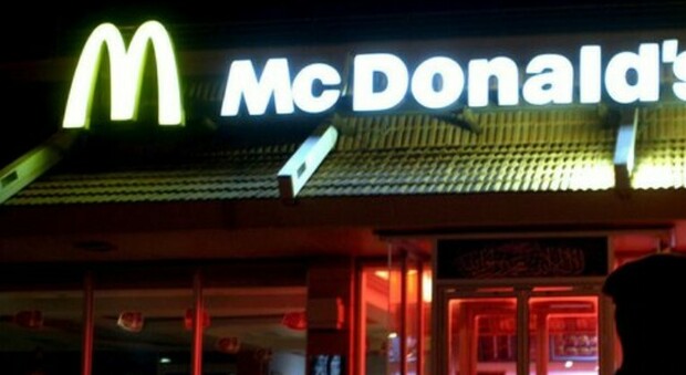Va al McDonald's e spara a un impiegato: «Le patatine sono fredde». 23enne in coma