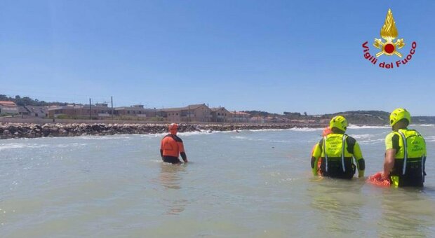 Papà annega mentre fa il bagno al mare: ritrovato il cadavere del figlio di 8 anni sulla scogliera