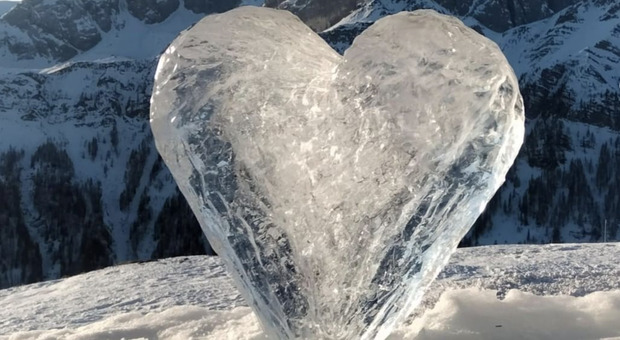 Amore ad alta quota: in Val del Biois cuori di ghiaccio per celebrare San Valentino FOTO