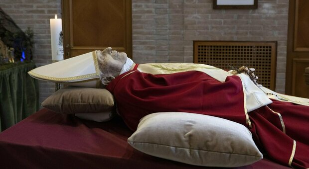 Papa Ratzinger, la salma esposta a San Pietro per il saluto dei fedeli. Giovedì i funerali