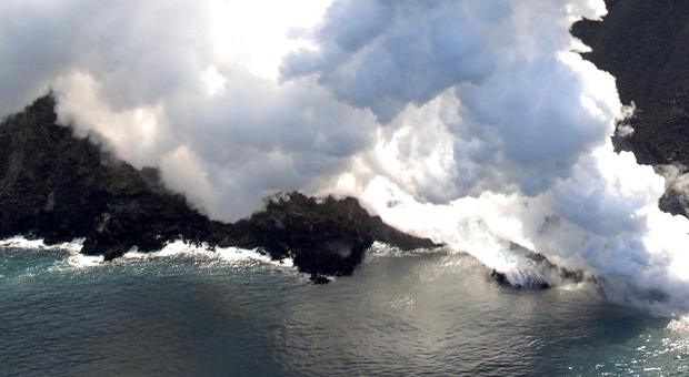 Maremoto a Stromboli, onda di un metro e mezzo per un distacco alla Sciara del Fuoco dopo le esplosioni FOTO